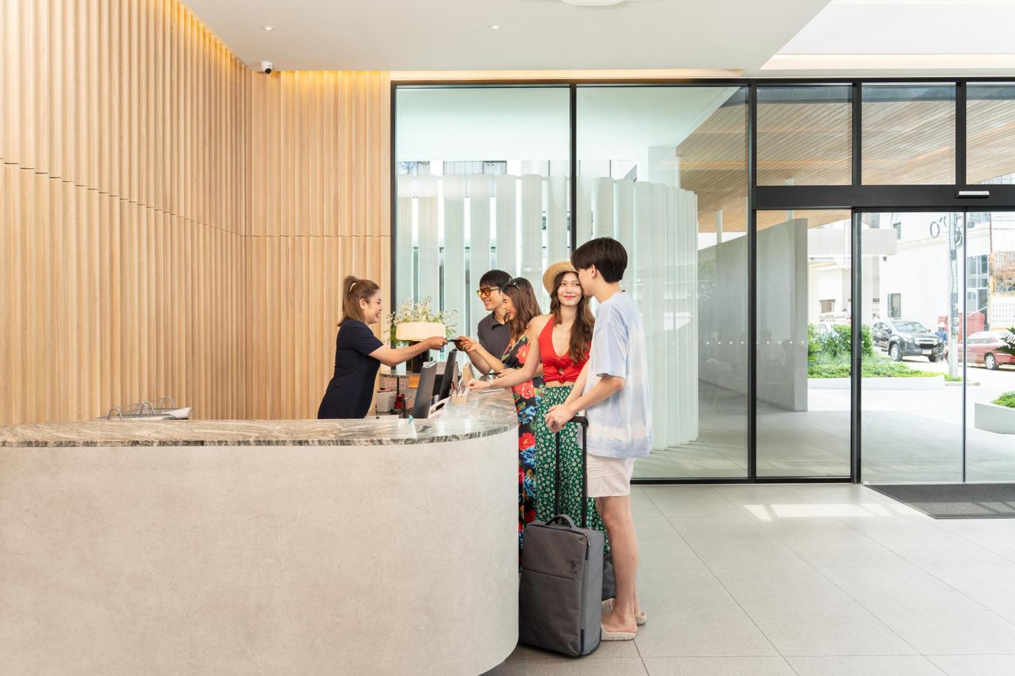 Saan Hotel Sathorn Bangkok Bagian luar foto