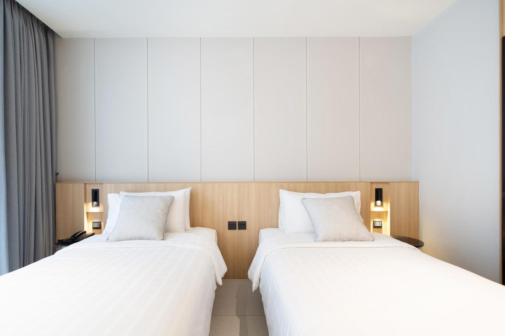 Saan Hotel Sathorn Bangkok Bagian luar foto