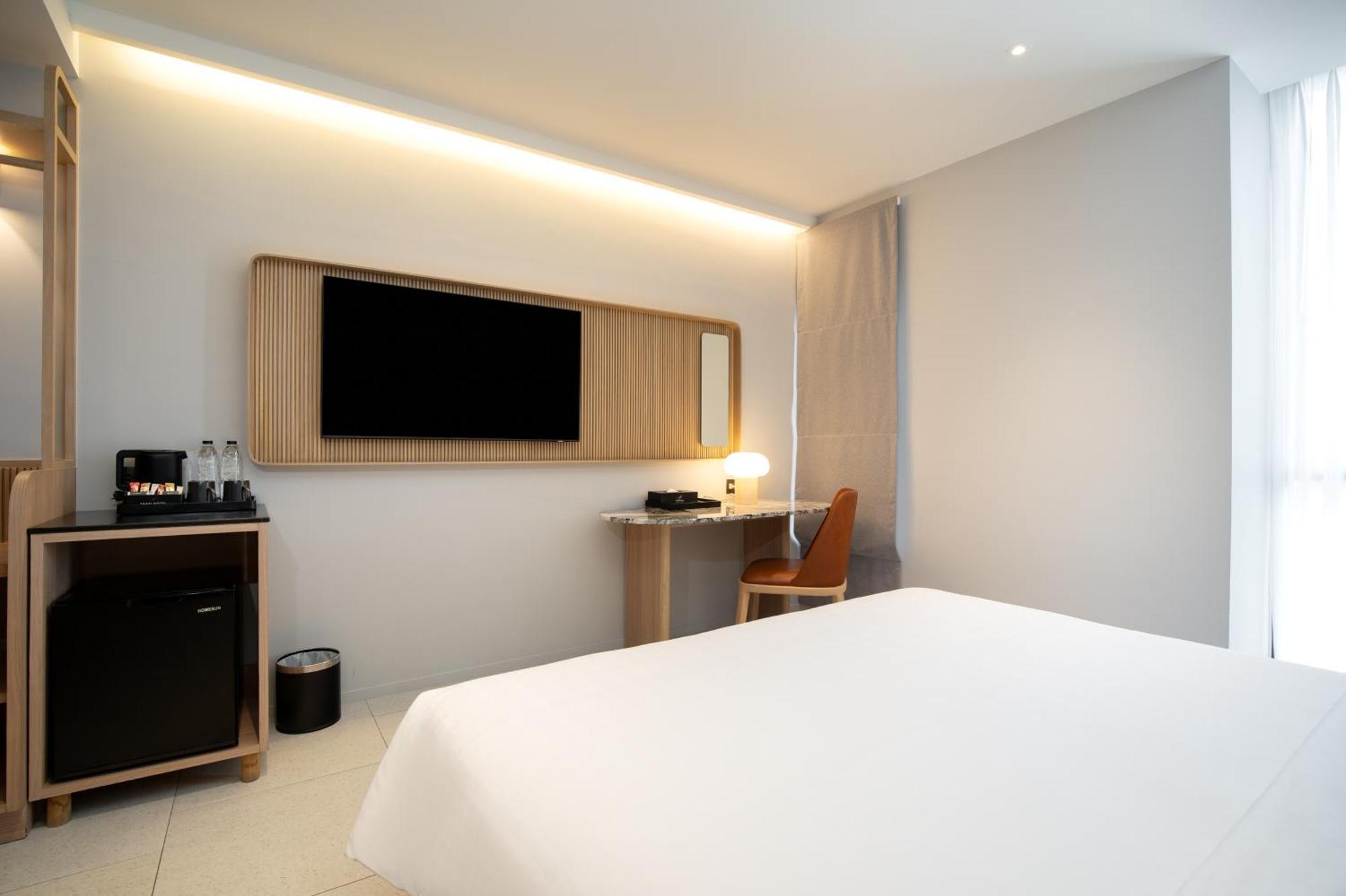 Saan Hotel Sathorn Bangkok Bagian luar foto